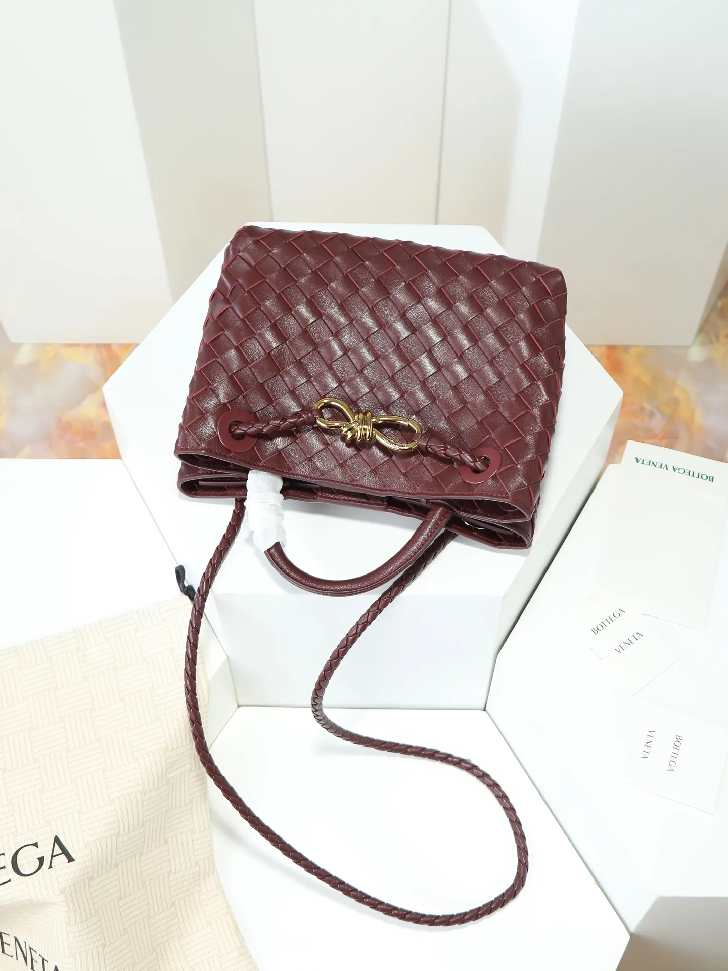 1300. Andiamo is shipping‼ ️Really popular🔥The new Andiamo woven handbag launched by Bottega Veneta this season is really popular all over the world! ! Celebrities at home and abroad have worn it, and Oscar-winning actress Michelle Yeoh has taken it out on the street. Song Jia, Trai Yala, Yu Feihong, Sanji Ayaka, Rosie Hunting-Whiteley, Yoshioka Riho, etc. have all worn this bag. It is classic and versatile and shows off your temperament, and the bag capacity is also large, which is very convenient for daily commuting! ! A variety of carrying methods, the shoulder straps can be adjusted by yourself, the original lambskin feels soft and delicate, and the unisex style breaks the gender boundaries and brings a more practical and long-lasting use experience. Andiamo, which has both elegant and casual styles, perfectly interprets the true appearance of "fashionable old money style". Style number: 766014 Size: 25*22*10.5cm